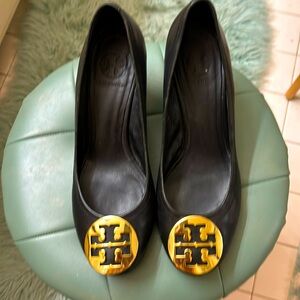 TORY BURCH  Chelsea 65mm Wedge 🖤 Black Leather  and Gold Hardware 💛 Size 9 ⚡️